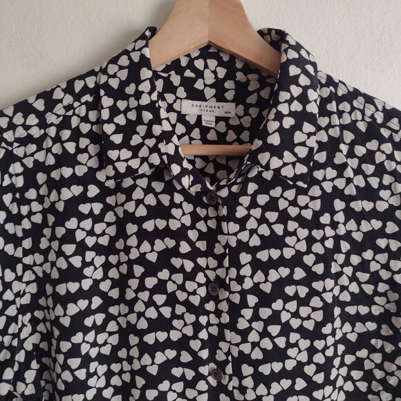 Equipment Essential Silk Top M Tossed Heart Print Black White Button Blouse - Picture 4 of 11